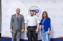 Estudiante Lian Chu dedico sus palabras a sus familiares, profesores y compañeros de trabajo.