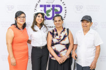 La estudiante katherine Coronado, con el mayor índice académico compartió con sus familiares.