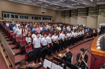 La actividad se realizó en el Teatro de la UTP con la presencia de autoridades, estudiantes y familiares. 