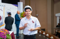 Joven muestra orgulloso su reconocimiento. Estudiantes recibe estatuilla.