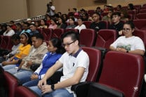 Estudiantes en el Teatro Auditorio. 