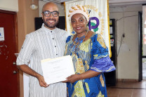 Licdo. Abel Aronategui recibe certificado de agradecimiento por parte de la Lic. Clachar.