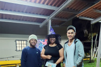 La Lcda. Jorlenis González junto a estudiantes participantes del torneo de videojuegos.