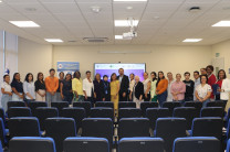 Organizadores del evento junto a los participantes. Organizadores del evento junto a los participantes.