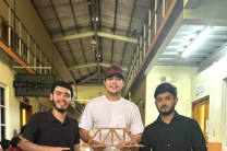 Puente "El Tamarindo", elaborado por los estudiantes Didiel De Gracia, Francisco Castillo y Luis Benavides, durante la exposición de cerchas de la Facultad de Ingeniería Civil del Centro Regional de Azuero. Puente "El Tamarindo", elaborado por los estudiantes Didiel De Gracia, Francisco Castillo y Luis Benavides, durante la exposición de cerchas de la Facultad de Ingeniería Civil del Centro Regional de Azuero.