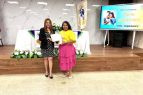 La Dra. Marta Moreno, subdirectora de Vida Universitaria, entrega certificado a la psicóloga Haydeé Rodríguez.
