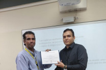 Dr. Práxedes Torres, docente-investigador, recibe certificado por su participación como ponente.  