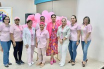 Personal administrativo se unen a la Campaña de prevención del cáncer de mama.
