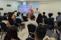 Estudiantes participan en charla de preparación para el primer semestre.