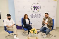 Jason Burich y Naroa Gutiérrez, panelistas; y Ricardo Rosales, moderador, de la empresa Esteé Lauder Panamá.