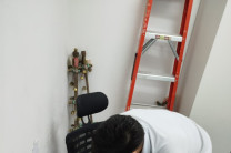 Durante la jornada, los estudiantes apoyaron las labores de verificación, registro y organización del inventario de mobiliario y equipos ubicados en diferentes oficinas del centro hospitalario. Durante la jornada, los estudiantes apoyaron las labores de verificación, registro y organización del inventario de mobiliario y equipos ubicados en diferentes oficinas del centro hospitalario.