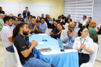 Participaron docentes, investigadores, estudiantes y administrativos de la FIE, junto a representantes de las empresas invitadas. Participaron docentes, investigadores, estudiantes y administrativos de la FIE, junto a representantes de las empresas invitadas.