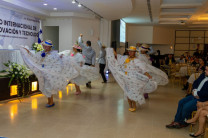 La Agrupación Folklórica del Centro Regional de Veraguas llenó de color y alegría el acto de clausura del COICIT 2025, con presentaciones de bailes típicos que resaltó la riqueza cultural y las tradiciones panameñas. La Agrupación Folklórica del Centro Regional de Veraguas llenó de color y alegría el acto de clausura del COICIT 2025, con presentaciones de bailes típicos que resaltó la riqueza cultural y las tradiciones panameñas.