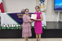 Mgtr. Itzel Loo, Subdirectora Académica entrega certificado de participación a la Lic. Lilia Herrera.