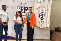 Dra. Lineth Alaín de Meier, directora del Centro Regional coloca cascos a estudiantes de la FIC. Dra. Lineth Alaín de Meier, directora del Centro Regional coloca cascos a estudiantes de la FIC.