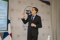 El estudiante Alberto Lizandro explico los detalles para obtener los resultados de la remoción de metal pesado cobre en tres plantas macrófitas.