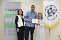 27 personas participaron del acto presencial.