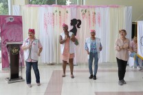 Desfile de turbantes a cargo de pacientes de quimioterapia del Instituto Oncológico Nacional.