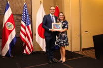 La Dra. Lilia Muñoz, entregando certificados de reconocimiento.