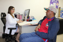 Dra. Marta Castillo atendiendo a un administrativo