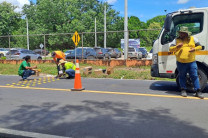 Colocación de los reductores de velocidad por personal de la ATTT.