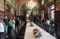 Salón Los Tamarindos en la sede de la Presidencia. Vista detallada del comedor presidencial rodeado de pinturas de la Isla de Taboga.