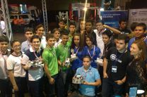 Estudiantes participantes en el concurso de robots