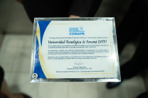 Reconocimiento que recibió la UTP. El galardón donde se reconoce la labor de la UTP en las comunicaciones sociales