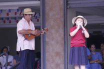 Adelaida Bonilla De Icaza, cantó acompañada de su padre Erick Bonilla.