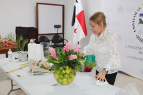 Confección de arreglos florales para eventos.