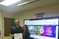 Entrega de certificado por la Ing. Dalvys Moreira.