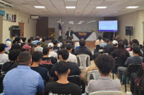 Estudiantes participan de la conferencia Formando Profesionales capaces de diseñar un mundo más limpio, justo y sostenible