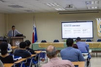  La primera exposición, titulada "Del Desarrollo a la Comercialización: Cómo Crear, Valorar y Vender un Software", estuvo a cargo del Ing. Jorge Núñez.