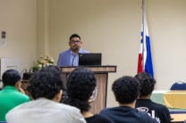 El Dr. Edmanuel Cruz presentó la conferencia "Habilidades para los Nuevos y Futuros Profesionales", en la que destacó la importancia de la inteligencia artificial como herramienta para la productividad.