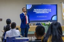 La jornada concluyó con la exposición "Introducción a la Ciberseguridad y el Ciberderecho", desarrollada por el Lic. Valerio González, quien explicó la relación entre la seguridad informática y el marco jurídico digital, abordando temas como la evidencia digital, los delitos informáticos y los derechos de los usuarios en entornos tecnológicos.