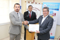 Correspondió al Dr. Félix Henríquez, director del CINEMI, entregar certificado de participación a los dos expositores de las conferencias,