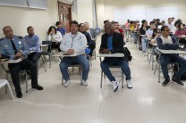 Expositores y publico asistente.