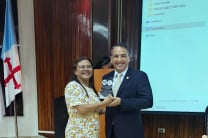 Entrega de reconocimiento por parte de la Mgtr. Hercilia Domínguez.