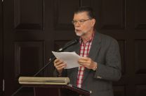 El Prof. Enrique Jaramillo Levi, dio una breve conferencia sobre características del cuento.