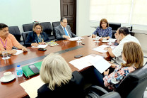 Autoridades e invitados en la reunión del Consejo Editorial.