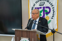 El decano de la FISC, Dr. Armando Jipson, ofreció unas palabras sobre la relevancia de este espacio para la innovación y formación académica.