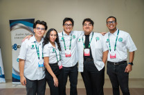 Estudiantes universitarios participan activamente durante el evento de inauguración del nuevo Estudio de Grabación UTP–LAENOG.