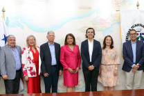 Autoridades de la UTP junto a representantes de CEVAXIN.