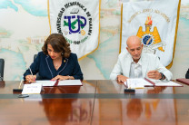 Autoridades de ambas instituciones firman el acuerdo. Autoridades de ambas instituciones firman el acuerdo.