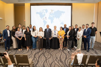 Foto Oficial Fotografía oficial del encuentro, que reúne a las altas autoridades universitarias, representantes internacionales del IHE Delft y la comunidad estudiantil participante.