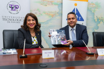 Dra. Ángela Laguna Caicedo entrega obsequio al Dr. Julio Sandoval.