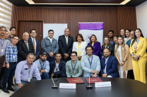 Autoridades de la UTP y del MIVIOT acompañados de egresados de la UTP. Autoridades de la UTP y del MIVIOT acompañados de egresados de la UTP.