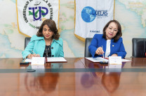 Una vez dada la lectura de los objetivos del convenio, las rectoras de ambas universidades proceden a firmar