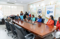 Antes de proceder a la firma del convenio las partes escuchan  el objetivo y beneficios de la misma