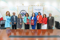 Las autoridades de ambas instituciones académicas en la foto oficial 